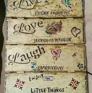Wooden quote "Enjoy the little things"